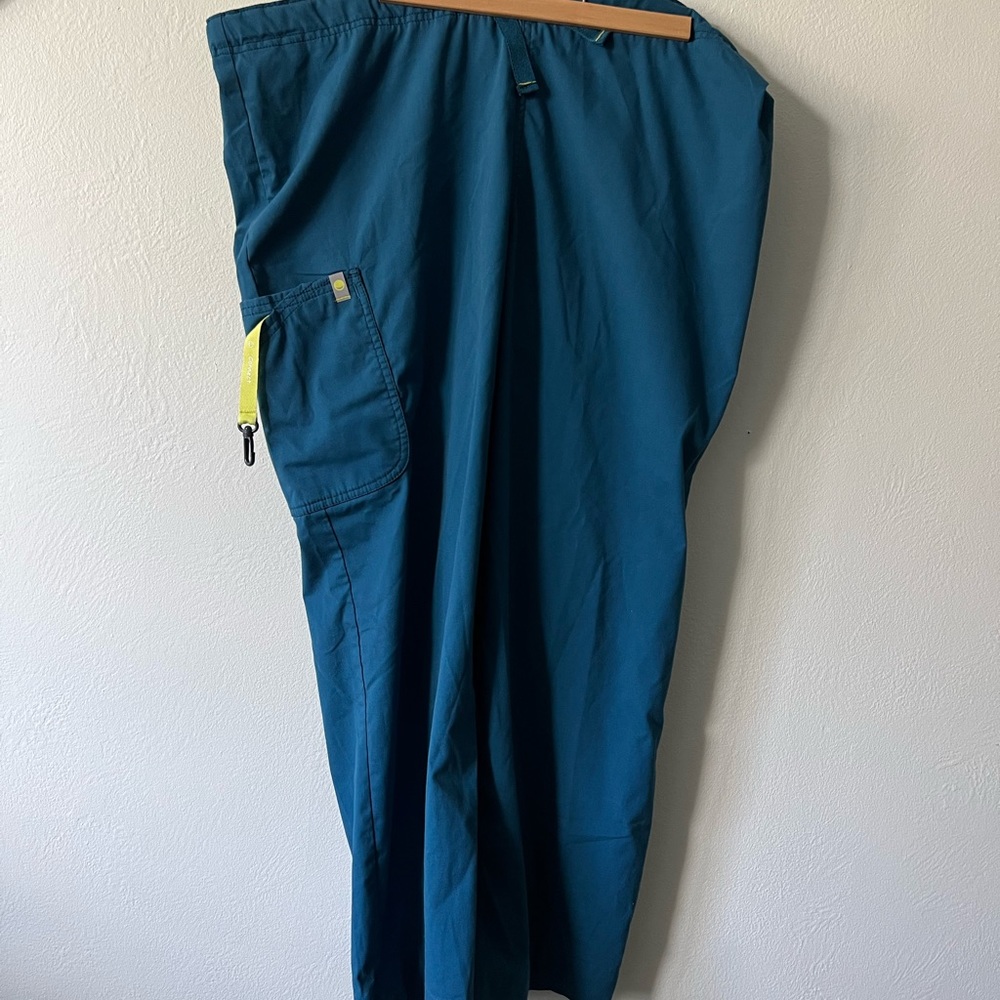 Dark Teal Green Scrubs Size Large Short.. 3 pockets and utility clip Drawstring.
